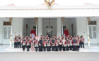 Bawaslu DIY melakukan foto bersama di Gedung Agung Bawaslu DIY sekaligus menelusuri jejak sejarah nasionalisme bangsa Indonesia pada kegiatan Rabu Sehati, Jumpa Berlian.