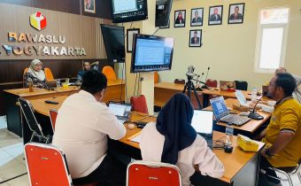 : Bawaslu DIY diskusikan materi Bawaslu Membelajarkan Volume 2 secara lebih mendalam di ruang Media Centre Bawaslu DIY