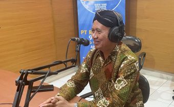 Ketua Bawaslu DIY menjadi narasumber dalam talkshow tentang pengawasan partisipatif di radio GCD FM