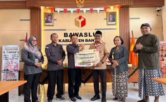Koordinator Divisi Sumber Daya Manusia, Organisasi, Pendidikan dan Pelatihan Bawaslu DIY, Agung Nugroho turut menyaksikan pemberian hibah gedung dari Pemerintah Kabupaten Bantul kepada Bawaslu Kabupaten Bantul.