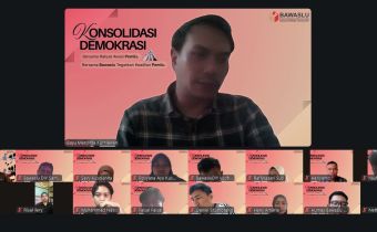 Koordinator Divisi Penanganan Pelanggaran,Data dan Informasi Bawaslu DIY, Bayu Mardinta Kurniawan memaparkan pengawasan netralitas ASN, TNI dan PolRI secara daring