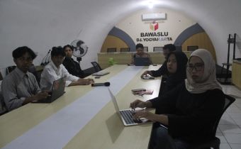 Bawaslu DIY ajak mahasiswa berdiskusi mengenai dinamika demokrasi dan kepemiluan melalui program Angkringan Demokrasi