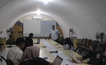 Koordinator Divisi Sumber Daya Manusia, Organisasi, Pendidikan dan Pelatihan Bawaslu DIY mengajak peserta Angkringan Demokrasi berdiskusi perihal profesionalisme pengawas pemilu.