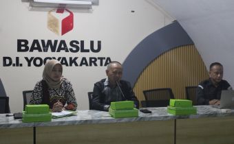 Bawaslu DIY bersama Bawaslu Kabupaten/Kota se-DIY cermati data pemilih di wilayah DIY untuk menjamin keakuratan data pemilih jelang rapat pleno terbuka PDPB di tingkat Kabupaten/Kota