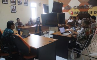 Koordinator Penanganan Pelanggaran, Data dan Informasi Bawaslu DIY, Bayu Mardinta Kurniawan mengajak berdiskusi penatakelolaan data di Bawaslu DIY.