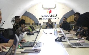 Koordinator Divisi Pencegahan, Partisipasi Masyarakat dan Humas Bawaslu DIY, Umi Illiyina berdiskusi bersama peserta konsolidasi demokrasi tentang dampak politik uang terhadap kualitas demokrasi.