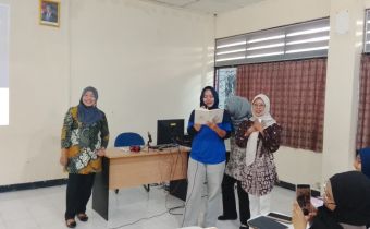 Koordinator Divisi Hukum dan Penyelesaian Sengketa Bawaslu DIY, Sutrisnowati mengajak mahasiswa berdiskusi mengenai asas Pemilu.