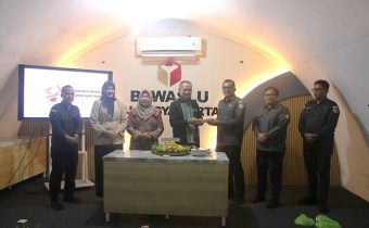 Ketua Bawaslu DIY memberikan tumpeng kepada Plt. Kepala Sekretariat Bawaslu DIY sebagai symbol sinergi yang terus berjalan di Bawaslu DIY dalam pengawasan pemilu