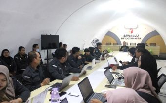 Ketua Bawaslu DIY membahas demokrasi dan pemilu bersama peserta Angkringan Demokrasi