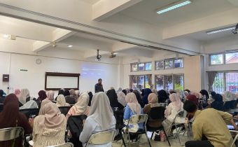 Koordinator Divisi Sumber Daya Manusia, Organisasi, Pendidikan dan Pelatihan Bawaslu DIY mengajak mahasiswa UIN Sunan Kalijaga berdiskusi tentang tahapan pemilu.