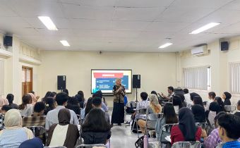 Anggota Bawaslu DIY, Umi Illiyina menyampaikan materi tentang pemilu dan demokrasi kepada mahasiswa di Universitas Teknologi Yogyakarta (UTY)