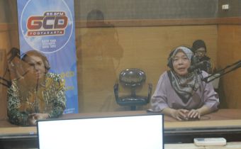Koordinator Divisi Penanganan Pelanggaran, Data dan Informasi Bawaslu DIY, Bayu Mardinta Kurniawan (kiri) dan Koordinator Divisi Hukum dan Penyelesaian Sengketa Bawaslu DIY, Sutrisnowati (kanan) memaparkan kesiapan pengawasan tahapan pemilu mendatang di Radio GCD FM.