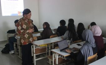 Ketua Bawaslu DIY memaparkan tentang hubungan demokrasi, Pemilu dan bela negara bersama mahasiswa UPN Veteran Yogyakarta