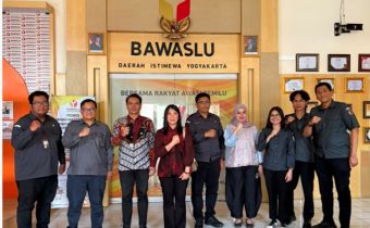 Bawaslu DIY menerima supervisi dari Kepala Biro Penanganan Pelanggaran (tengah) yang membahas optimalisasi pelayanan publik di Bawaslu DIY.