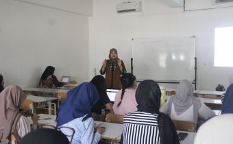  Koordinator Divisi Pencegahan, Partisipasi Masyarakat dan Humas Bawaslu DIY Umi Illiyina paparkan tentang bahaya politik uang dan penyebaran hoaks di kalangan mahasiswa