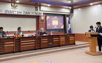 Ketua Bawaslu DIY Mohammad Najib (tengah) bersama Kaprodi Hukum Tata Negara Fakultas Syariah dan Hukum serta dosen Prodi Hukum Tata Negara UIN Sunan Kalijaga menjadi juri dalam Lomba Debat Hukum dan Konstitusi Tingkat Nasional di UIN Sunan Kalijaga.