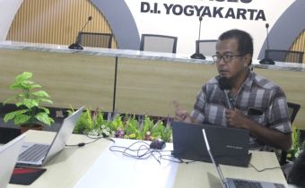 Koordinator Divisi Sumber Daya Manusia, Organisasi, Pendidikan dan Pelatihan Bawaslu DIY memandu pengisian form A pada kegiatan Konsolidasi Demokrasi Bawaslu DIY.