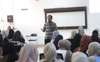 Koordinator Divisi Sumber Daya Manusia, Organisasi, Pendidikan dan Pelatihan Bawaslu DIY, Agung Nugroho mengajak mahasiswa UIN Sunan Kalijaga berdiskusi tentang penyelenggaraan pemilu di Indonesia.