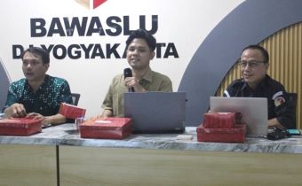 Narasumber dari Neterra Indonesia, Arya Yudha Andrea (tengah) menjelaskan penggunaan AI secara efisien serta perlindungan data pada AI
