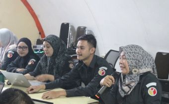 Koordinator Divisi Hukum dan Penyelesaian Sengketa Bawaslu DIY, Sutrisnowati (paling kanan) memaparkan tentang hak pemilih dan daftar pemilih kepada mahasiswa magang dan jajaran sekretariat di Bawaslu DIY