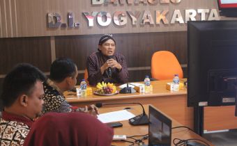 Bawaslu DIY menyimak penjelasan tata cara keprotokoleran dalam menyambut tamu oleh narasumber dari Biro Umum dan Keprotokolan Setda DIY.