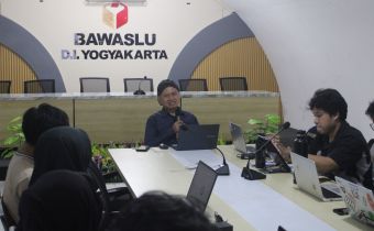 Ketua Bawaslu DIY mengajak mahasiswa berdiskusi tentang pemilu di Indonesia