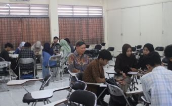Ketua Bawaslu DIY, Mohammad Najib (tengah, berbatik) mengajak mahasiswa STIA AAN berdiskusi dampak dari politik uang 