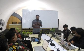 Anggota Bawaslu DIY, Agung Nugroho memaparkan fungsi Form A dalam pengawasan pemilu dan/atau pemilihan.